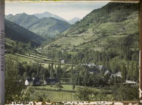 Image représentant La vallée du Lez vers l'amont vue de l'entrée de la vallée de Bethmale