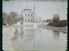 Image représentant La Masdjid-i-Chah-Do-Chamshirah (mosquée du Roi aux deux épées) de profil et la rivière Kaboul