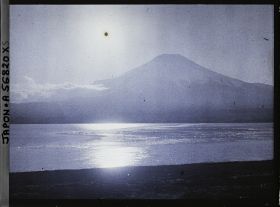 Image représentant Le lac Yamanaka (Yamanaka-ko) et le mont Fuji (Fuji-san)
