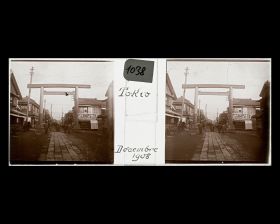 Image représentant Un torii marquant l'entrée d'un sanctuaire shinto dans un quartier résidentiel