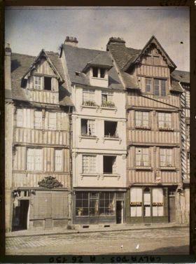 Image représentant Vieilles maisons place Victor Hugo