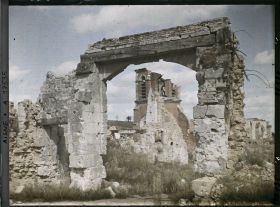 Image représentant France, Craonelle, Les restes de l'Eglise à travers une porte