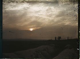 Image représentant France, Mont Cornillet, Coucher de soleil vers le fort de Béru pris devant le mont Cornillet