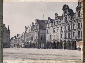 Image représentant France, Arras, Gde Place à l'angle de la rue Ste Croix