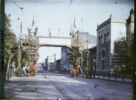 Image représentant Arc de triomphe éphémère en l'honneur de Mustapha Kemal. A droite, la gare de Sirkeci.
