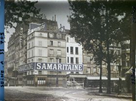 Image représentant La Samaritaine à l'angle du quai du Louvre et de la rue de la Monnaie, vue depuis le quai de la Mégisserie