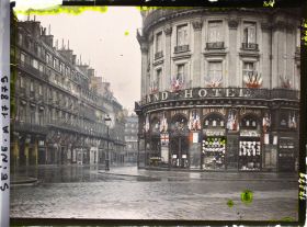 Image représentant Le magasin Old England pavoisé pour les fêtes de la Victoire à l'angle de la rue Scribe et du boulevard des Capucines