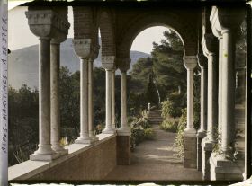 Image représentant Galerie byzantine du jardin de la villa Cypris, vue vers le nord-ouest