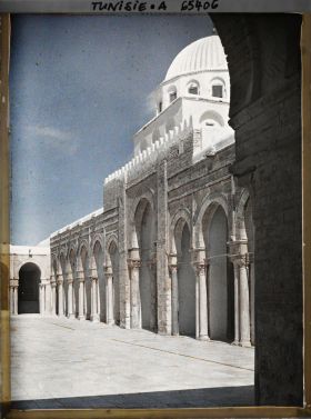 Image représentant La cour et la façade méridionale de la Grande Mosquée dans la médina