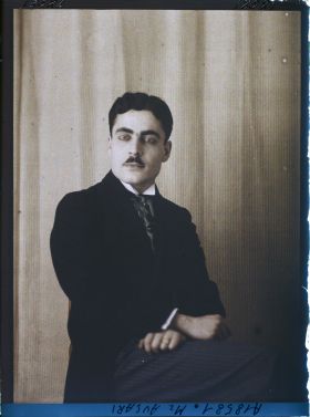 Image représentant https://musee-albert-kahn.s-museum.fr/home/NWQ2OTAwYzNmYjZlZTk1ZWQwODJmMjY4L2dlbmVyaWMtbm90aWNlLXRhYi9hdXRob3JpdHkvNjE3YTc5ZjVjZjhiODk2OGIzMzM3ZDIx/5d6900c3fb6ee95ed082f268/generic-notice-tab/authority/617a79ebcf8b8968b33367c5 Monsieur Ausari