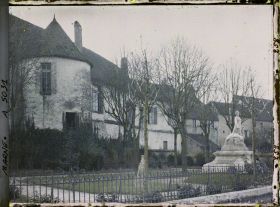 Image représentant La tour des ducs d'Orléans et le monument aux morts de la guerre de 1870