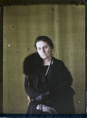 Image représentant https://musee-albert-kahn.s-museum.fr/home/NWQ2OTAwYzNmYjZlZTk1ZWQwODJmMjY4L2dlbmVyaWMtbm90aWNlLXRhYi9hdXRob3JpdHkvNjE3YTc5ZjVjZjhiODk2OGIzMzM3ZDIx/5d6900c3fb6ee95ed082f268/generic-notice-tab/authority/617a79ebcf8b8968b3337712 Madame de Ruggiero
