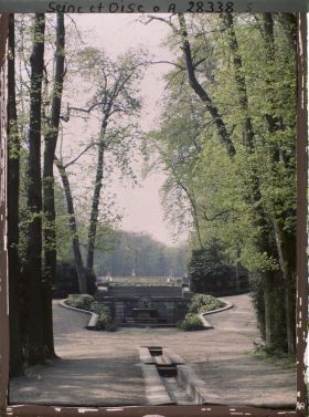 Image représentant Le bassin des Chiens et l'allée d'eau des Goulottes dans le petit parc
