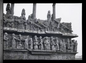 Image représentant Scènes de la Passion sculptées sur le socle du calvaire