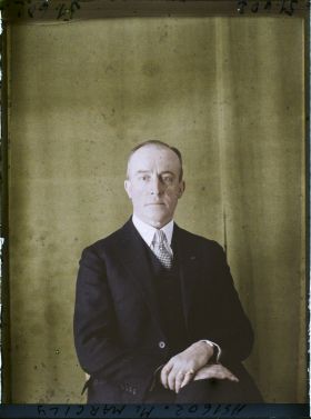 Image représentant https://musee-albert-kahn.s-museum.fr/home/NWQ2OTAwYzNmYjZlZTk1ZWQwODJmMjY4L2dlbmVyaWMtbm90aWNlLXRhYi9hdXRob3JpdHkvNjE3YTc5ZjVjZjhiODk2OGIzMzM3ZDIx/5d6900c3fb6ee95ed082f268/generic-notice-tab/authority/617a79ebcf8b8968b3337338 Monsieur Marcilly