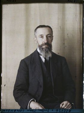 Image représentant Le docteur  https://musee-albert-kahn.s-museum.fr/home/NWQ2OTAwYzNmYjZlZTk1ZWQwODJmMjY4L2dlbmVyaWMtbm90aWNlLXRhYi9hdXRob3JpdHkvNjE3YTc5ZjVjZjhiODk2OGIzMzM3ZDIx/5d6900c3fb6ee95ed082f268/generic-notice-tab/authority/617a79eacf8b8968b3336530 Jean Comandon