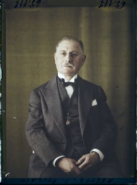 Image représentant https://musee-albert-kahn.s-museum.fr/home/NWQ2OTAwYzNmYjZlZTk1ZWQwODJmMjY4L2dlbmVyaWMtbm90aWNlLXRhYi9hdXRob3JpdHkvNjE3YTc5ZjVjZjhiODk2OGIzMzM3ZDIx/5d6900c3fb6ee95ed082f268/generic-notice-tab/authority/617a79ebcf8b8968b3337630 Monsieur J. Poulain