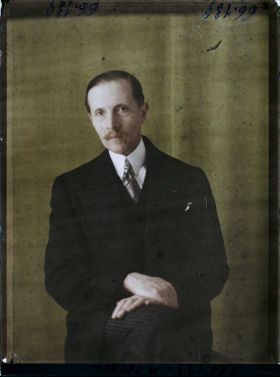 Image représentant https://musee-albert-kahn.s-museum.fr/home/NWQ2OTAwYzNmYjZlZTk1ZWQwODJmMjY4L2dlbmVyaWMtbm90aWNlLXRhYi9hdXRob3JpdHkvNjE3YTc5ZjVjZjhiODk2OGIzMzM3ZDIx/5d6900c3fb6ee95ed082f268/generic-notice-tab/authority/617a79ebcf8b8968b33378a6 Monsieur Tétrel