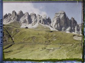 Image représentant Le col du Grödner (Grödner Joch ou passo Gardena) et la chaine de Pizes de Cir (Cirspitzen ou Gruppo del Cir)