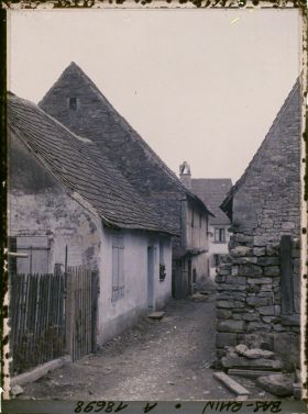 Image représentant France, Marmoutier, La petite Maison où est né le Sergent Hoff (la mon à g. peinte en blanc et bleu)