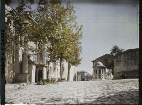 Image représentant Sur une place pavée, à gauche, entrée monumentale d'un palais, encadrée de deux guérites ("Palais du Cheikh-ul-Islam" ou mufti, premier dignitaire de l'église musulmane ottomane)