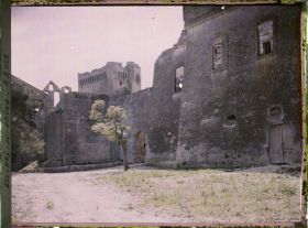 Image représentant Le mur de soutènement de la façade nord du monastère de Saint-Maur, l'enceinte de l'abbatiale et la tour dite de Pons de l'Orme dans l'abbaye de Montmajour