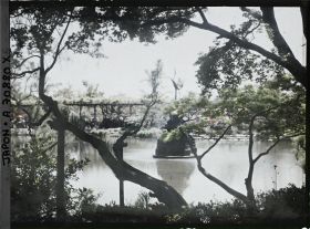 Image représentant Hibiya-koen (parc de Hibiya) : l'étang Shinkei et sa statue de grue