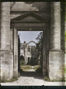 Image représentant France, Ourscamp, Ruines de l'Abbaye d'Ourscamps :  la façade Louis XIV et dans le fond, Ch?ur de l'Abbaye