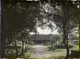 Image représentant Un bâtiment au nord de la quatrième cour de Van-mieu, temple confucéen de la " Culture littéraire ", dans le quartier de la Citadelle (route de Sinh-tu)