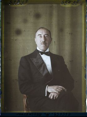 Image représentant https://musee-albert-kahn.s-museum.fr/home/NWQ2OTAwYzNmYjZlZTk1ZWQwODJmMjY4L2dlbmVyaWMtbm90aWNlLXRhYi9hdXRob3JpdHkvNjE3YTc5ZjVjZjhiODk2OGIzMzM3ZDIx/5d6900c3fb6ee95ed082f268/generic-notice-tab/authority/617a79ebcf8b8968b3336991 Monsieur Brocheton