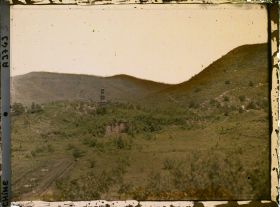 Image représentant Au pied de Yuquanshan (" montagne de la Source de Jade ")