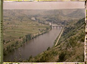 Image représentant France, Luzech, Luzech vu de loin le pont rouge l'ensemble de la Pistoule et le grand angle méandre de Luzech