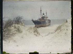 Image représentant Belgique, Heyst, Navire échoué devant les Dunes