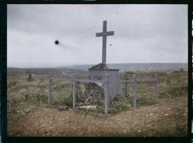 Image représentant France, Fort de Douaumont, Monument élevé aux soldats morts au 137e d'infanterie à la fameuse "tranchée des fusils"