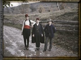 Image représentant Trois jeunes gens sur la route, les deux à droite avec fez musulman, le troisième à gauche avec chapeau Serbe