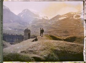 Image représentant La Coupure du Guil, Guillestre et la montagne de Combe Chaume. avec trois Serbes au Col de Vars
