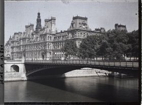 Image représentant L'hôtel de ville et le pont d'Arcole vus du quai de la Corse