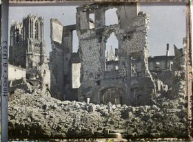 Image représentant France, Reims, Cathédrale, prise du Coin de la rue Hingmar