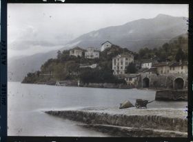 Image représentant Le débarcadère d'Ascona devant l'albergo (auberge) Elvezia