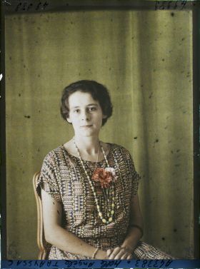 Image représentant Mademoiselle  https://musee-albert-kahn.s-museum.fr/home/NWQ2OTAwYzNmYjZlZTk1ZWQwODJmMjY4L2dlbmVyaWMtbm90aWNlLXRhYi9hdXRob3JpdHkvNjE3YTc5ZjVjZjhiODk2OGIzMzM3ZDIx/5d6900c3fb6ee95ed082f268/generic-notice-tab/authority/617a79ebcf8b8968b33378d5 Angèle Trayssac