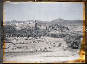 Image représentant La vieille ville dominé par le minaret de la grand mosquée, vue du camp Girardot