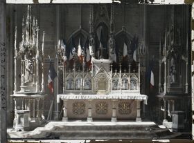 Image représentant Autel de la chapelle du rosaire décoré de drapeaux français