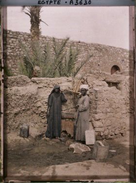 Image représentant Deux nubiennes posent pour l'opérateur près d'un puits