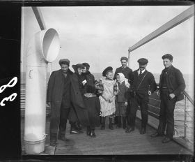 Image représentant Groupe de passagers des 2emes classes posant pour le photographe