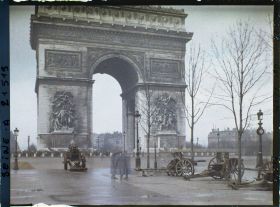 Image représentant Canons exposés au pied de l'Arc de Triomphe, place de l'Etoile