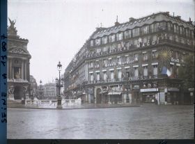 Image représentant Immeuble décoré de drapeaux au n°8 place de l'Opéra