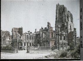 Image représentant France, Arras, L'Hôtel de ville vu de la Place de la Vacquerie