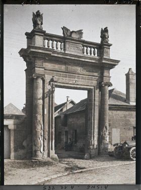 Image représentant Porte monumentale du pavillon des Arquebusiers construit en 1638 par le maréchal d'Estrée
