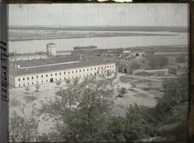 Image représentant Caserne et fortifications de la forteresse de la ville, dite " Kalemegdan ", au confluent de la Save et du Danube
