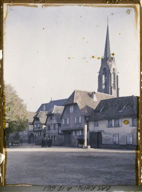 Image représentant France, Scherwiller, La Place Maréchal Foch et la Tour de l'Eglise (Grès rouge)